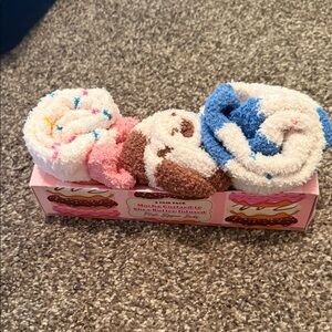 Glove minxNY Mocha custard shea butter infused 3 pair pack plush slipper socks